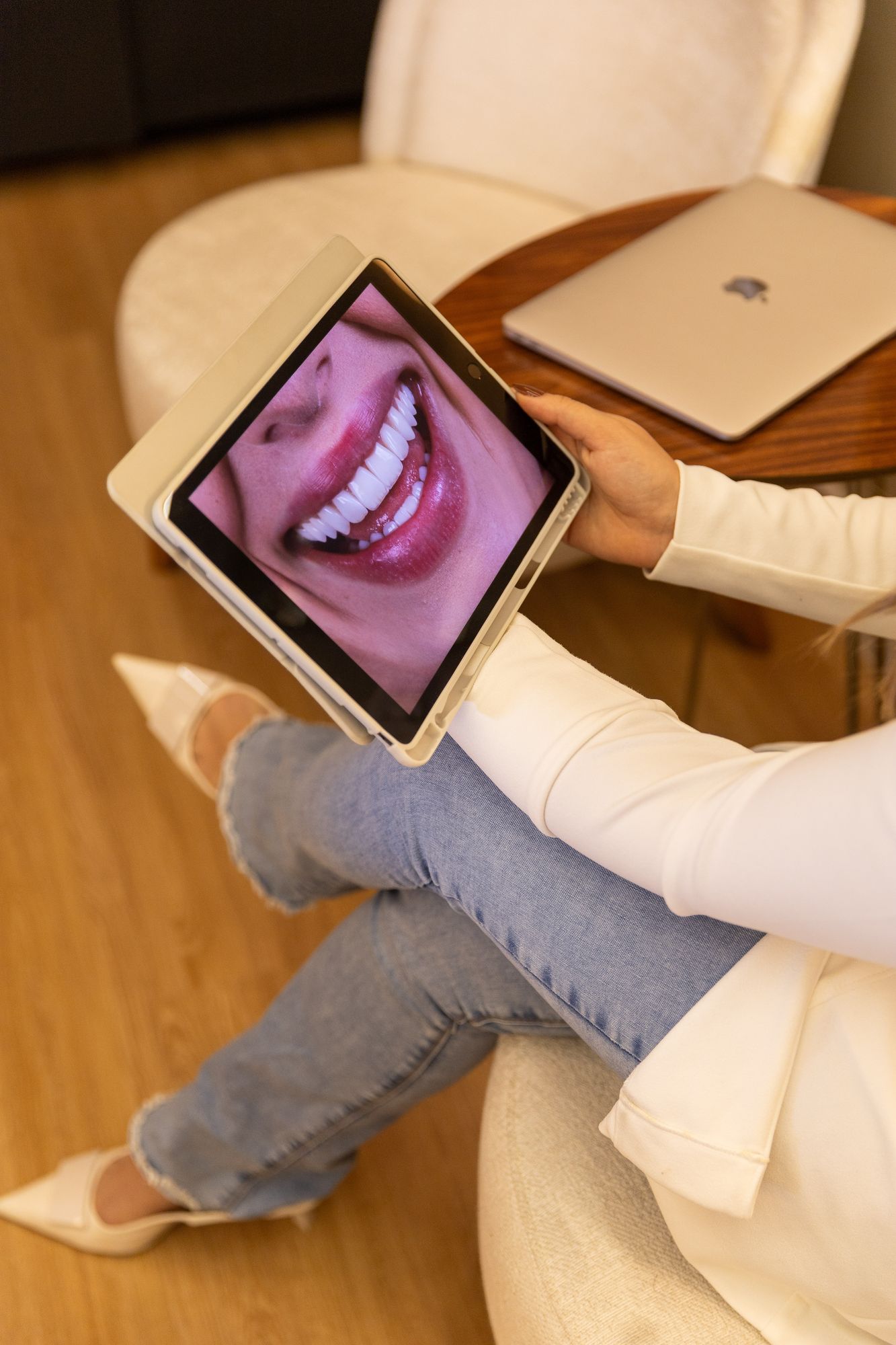 Paciente avaliando no tablet a simulação do novo sorriso